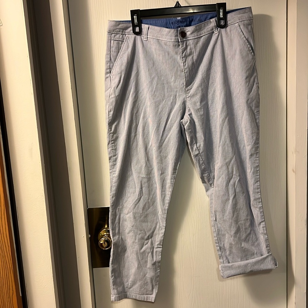 Ladies Lee Riders Slim/Crop pants. Size 18.